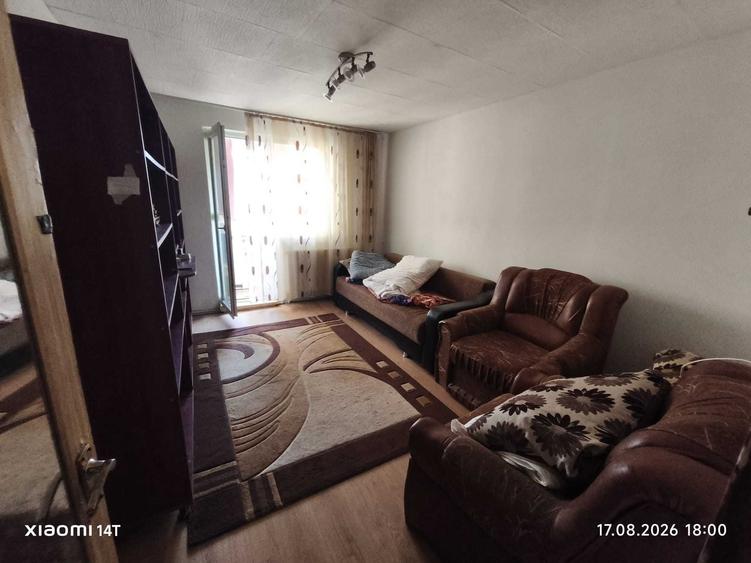 Apartament cu 3 camere decomandat în Petros