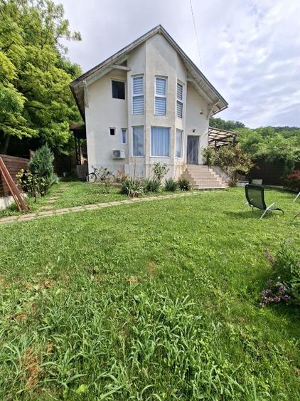 Casă individuală cu 5 camere cu Teren 1070 Mp în Corunca