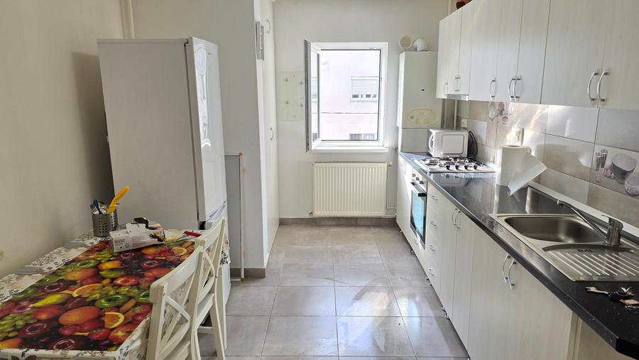 Apartament cu 4 camere decomandat în Liliacului