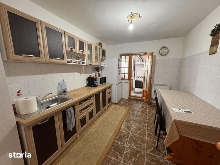 Apartament cu 3 camere decomandat în Craiovița Nouă