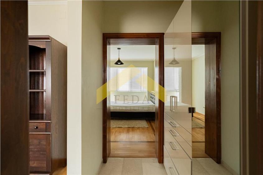 Apartament cu 3 camere semidecomandat, mobilat în Ultracentral
