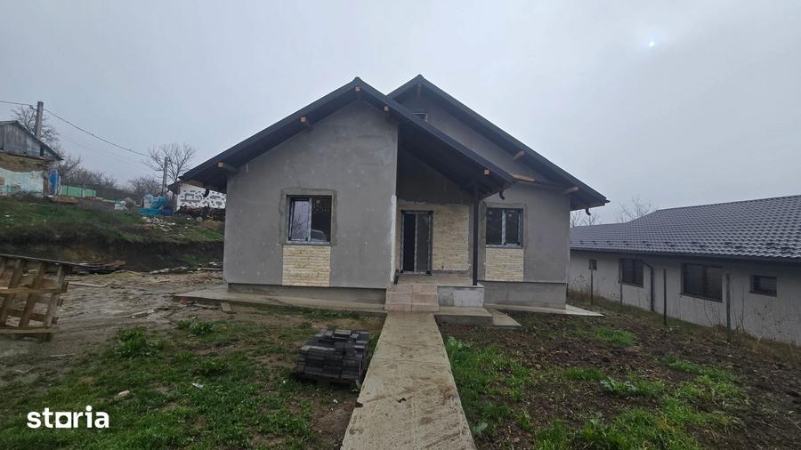 Casă cu 3 camere decomandat cu Teren 460 Mp în Miroslava