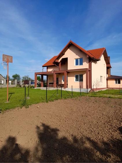 Casă cu 8 camere cu Teren 3000 Mp în Firiteaz