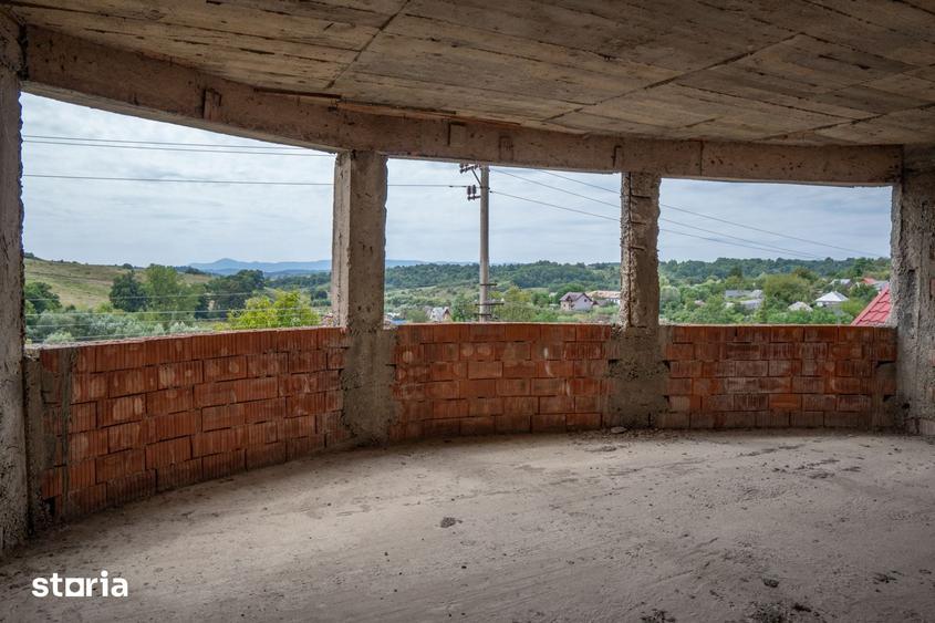 Casă cu 8 camere cu Teren 595 Mp în Scorțeni
