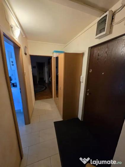 Apartament cu 3 camere semidecomandat în Micro 16