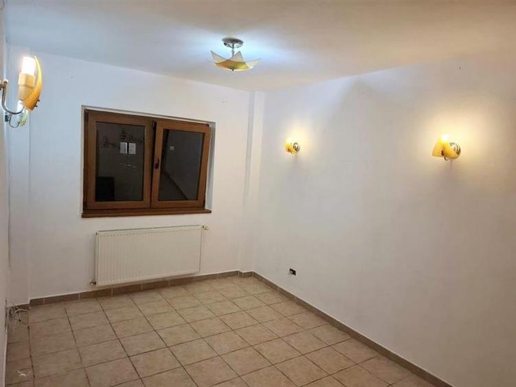 Apartament cu 4 camere semidecomandat în Triaj