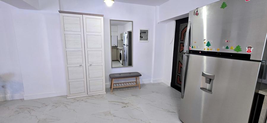 Apartament cu 3 camere semidecomandat în Apărătorii Patriei