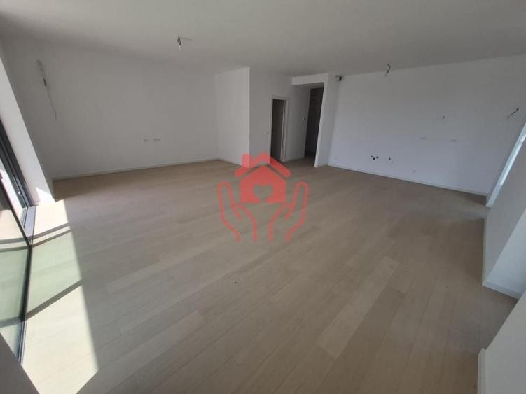 Apartament cu 4 camere decomandat în Băneasa