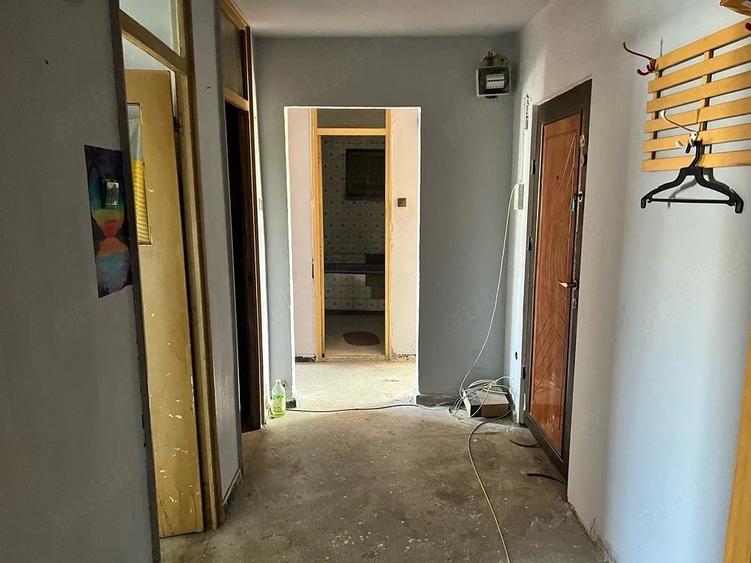 Apartament cu 3 camere decomandat în Valea Rosie