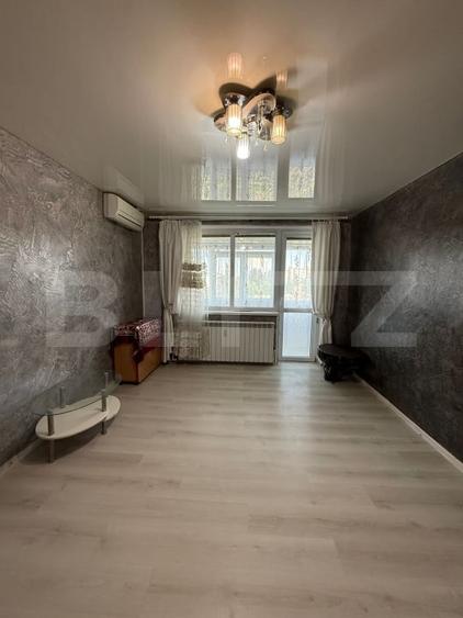 Apartament cu 3 camere semidecomandat, mobilat în Micro 17