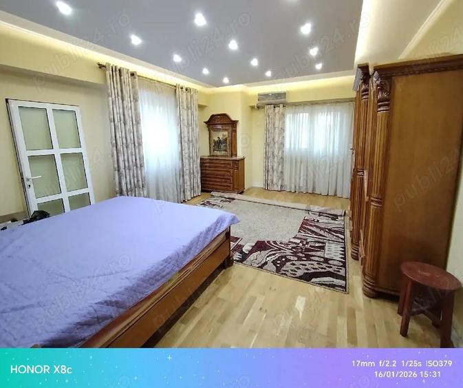 Apartament cu 4 camere decomandat în Hala Centrală