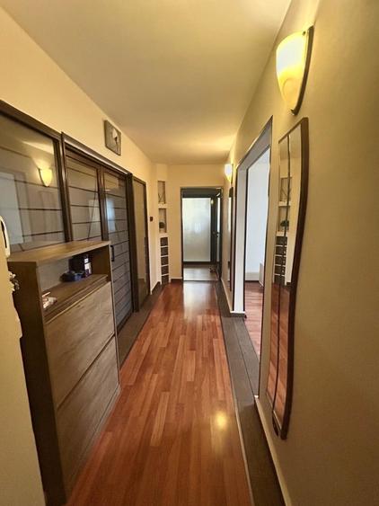 Apartament cu 4 camere decomandat în