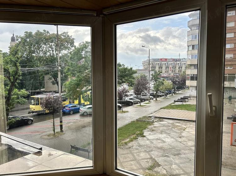 Inchiriez apartament cu 2 camere decomandat str Magheru etaj 1 - 9