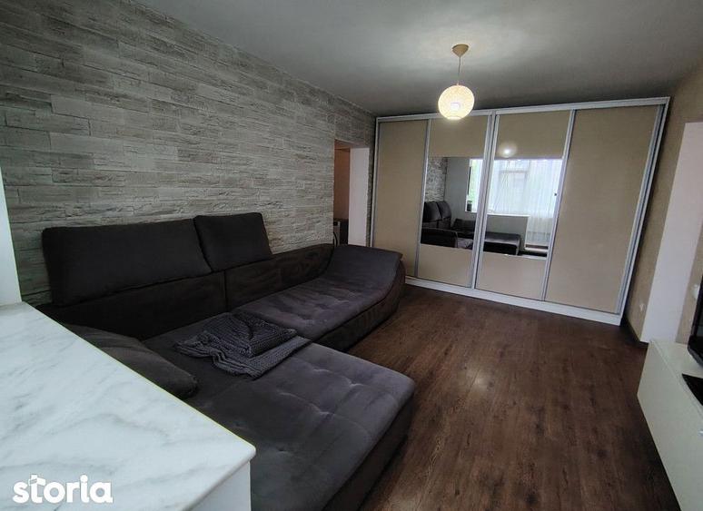 Apartament cu 3 camere semidecomandat în Podu Roș