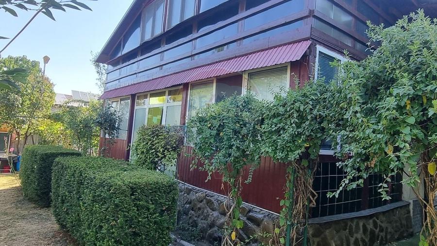 Casă individuală cu 8 camere cu Teren 1000 Mp în Sud-Est