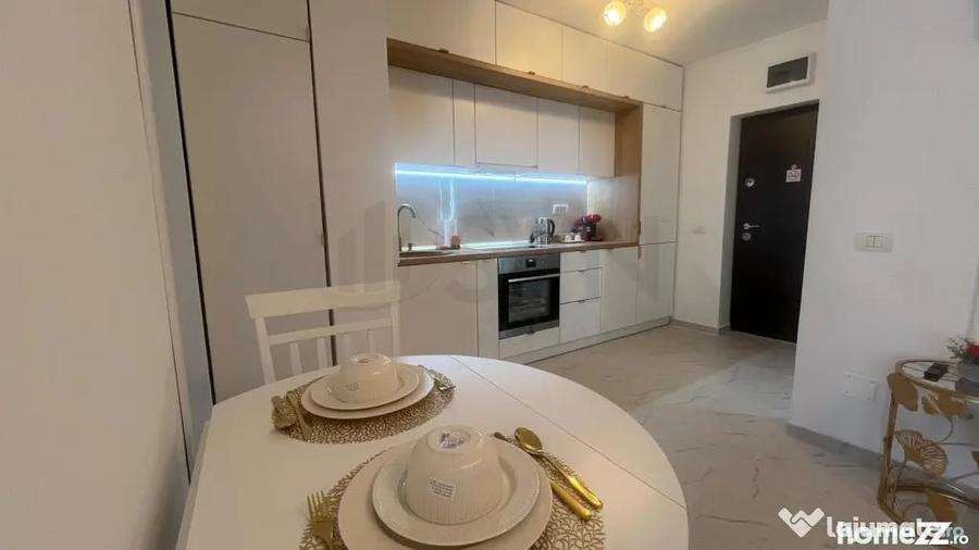 Apartament cu 3 camere semidecomandat în Tineretului
