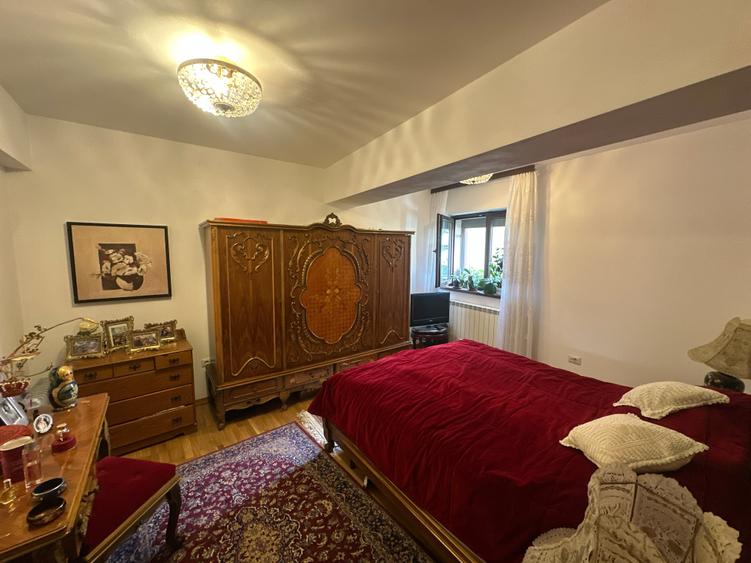 Apartament cu 4 camere decomandat în Cotroceni