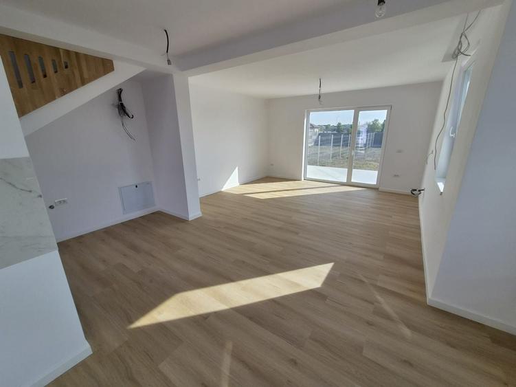 Duplex cu 3 camere cu Canalizare în Moșnița Nouă