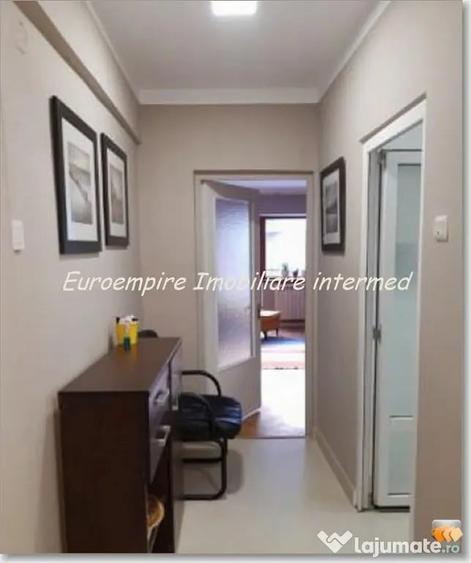 Apartament cu 3 camere semidecomandat în Central