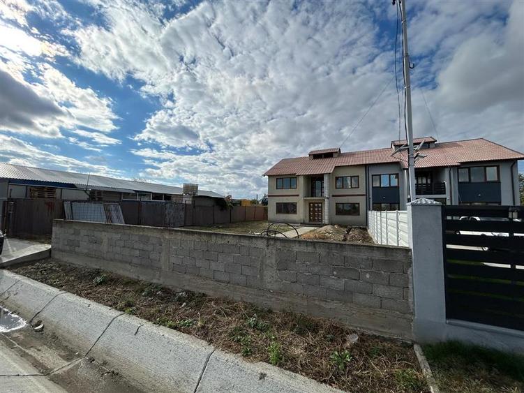 Duplex cu 5 camere cu Canalizare în Garoafa