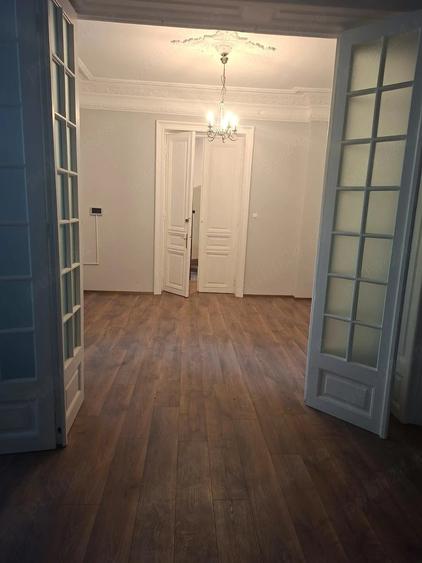 Piata Rosetti 2 camere parter in vila ideal birou parcare in curte curte - 1