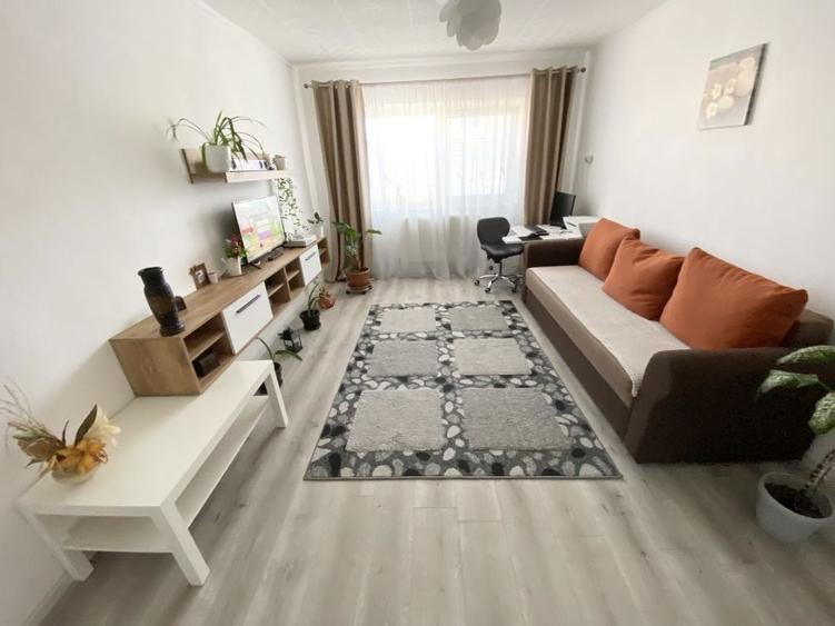 Apartament cu 3 camere decomandat în Florilor