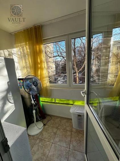 Apartament cu 3 camere semidecomandat, mobilat în Titan