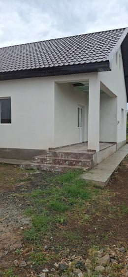 Casă individuală cu 3 camere cu Canalizare în Lumina