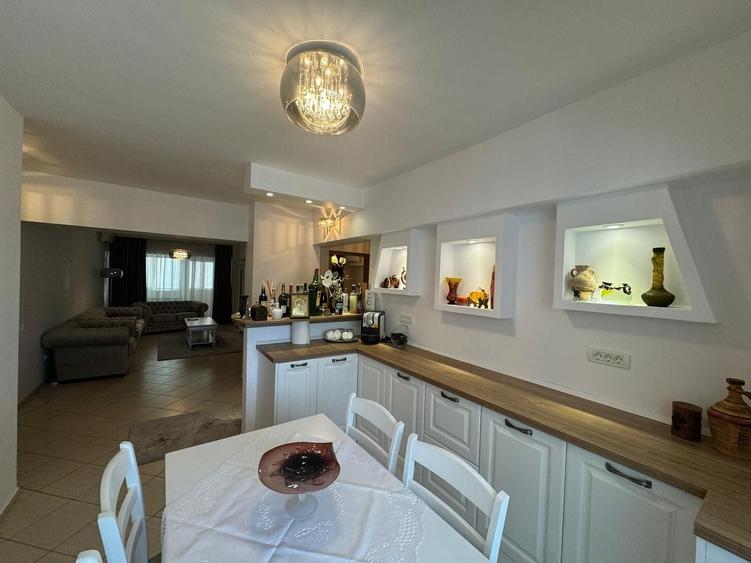 Apartament cu 3 camere decomandat, mobilat în Trocadero