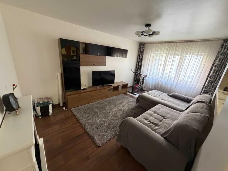 Apartament cu 3 camere decomandat în Trivale