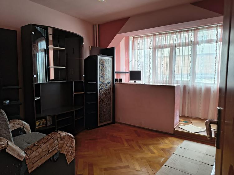 Apartament cu 2 camere semidecomandat, mobilat în Micro 5