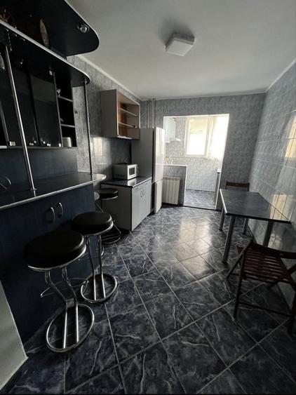 Apartament cu 4 camere semidecomandat în Rahova
