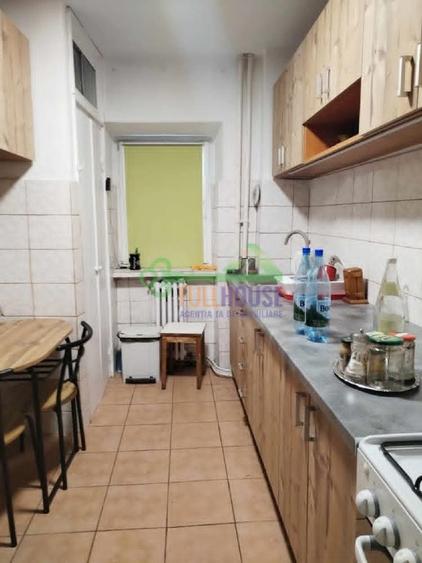 Apartament cu 3 camere decomandat în Podu Roș