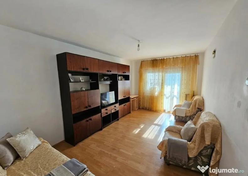 Apartament cu 3 camere decomandat în Răcădău