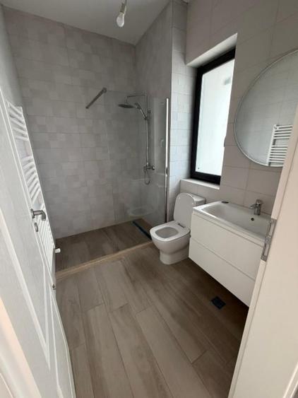 Casă individuală cu 5 camere cu Canalizare în Est