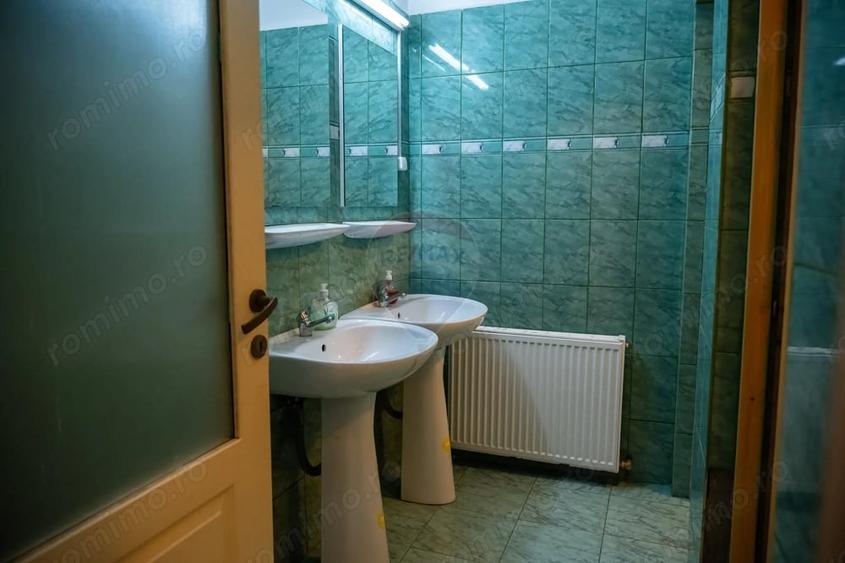 Casă cu 10 camere cu Teren 3300 Mp în Vale