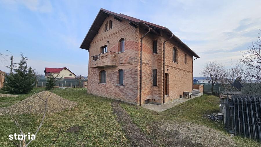 Casă cu 5 camere cu Teren 840 Mp în Șcheia