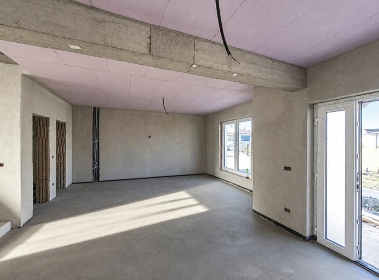 Casă individuală cu 6 camere cu Teren 430 Mp în Exterior Est