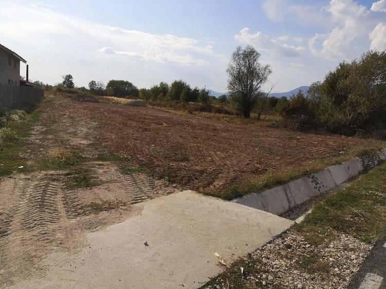Teren de 2700 mp, în Lelești