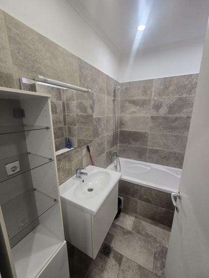 Garsonieră decomandată în Roșu
