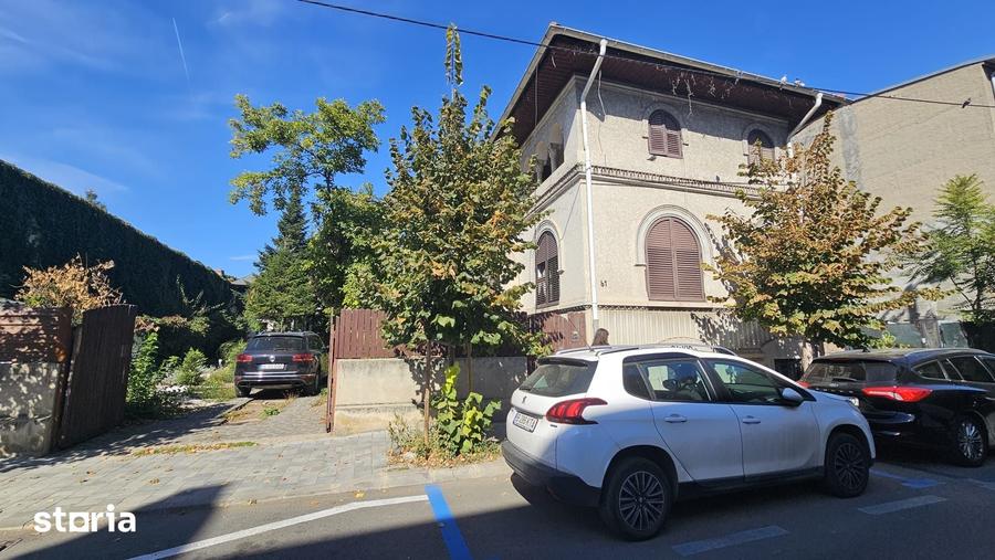 Casă cu 5 camere cu Teren 987 Mp în Moșilor