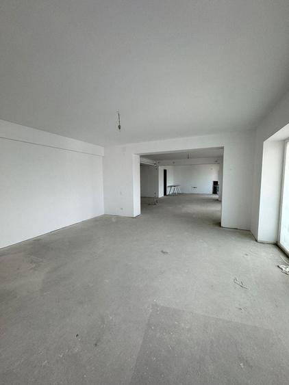 Apartament cu 5 camere semidecomandat în Polonă