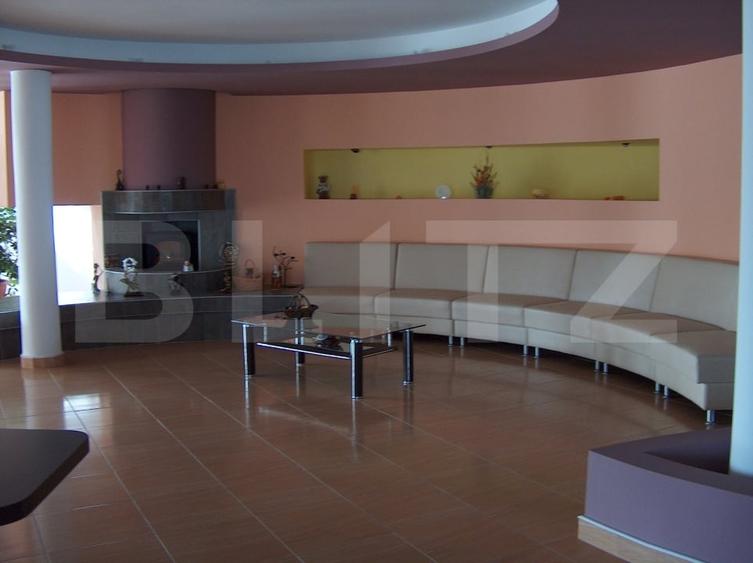 Casă individuală cu 8 camere cu Piscina în Micro 1