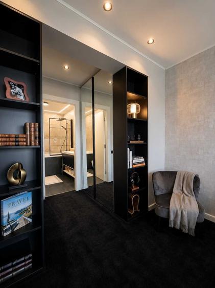 Apartament cu 4 camere semidecomandat în Exterior Vest