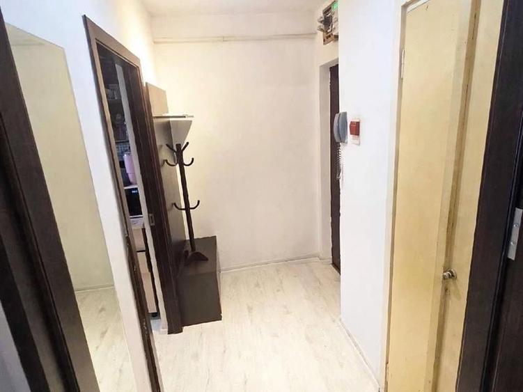 Apartament cu 2 camere semidecomandat, mobilat în Titulescu
