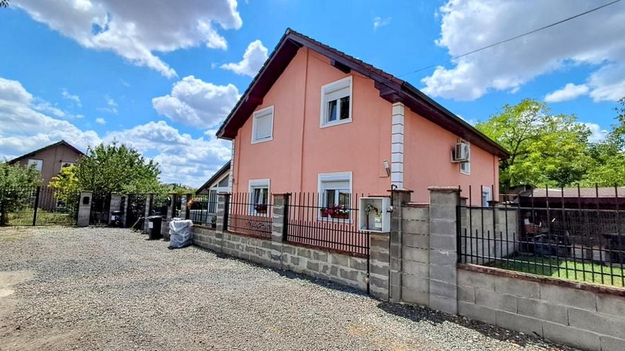 Casă individuală cu 5 camere cu Canalizare în Utvin