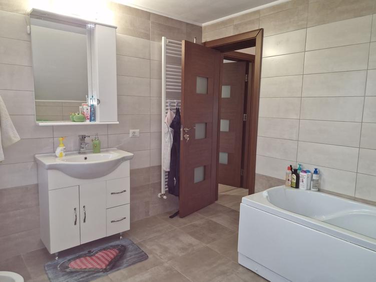 Casă cu 4 camere în Bujoreni