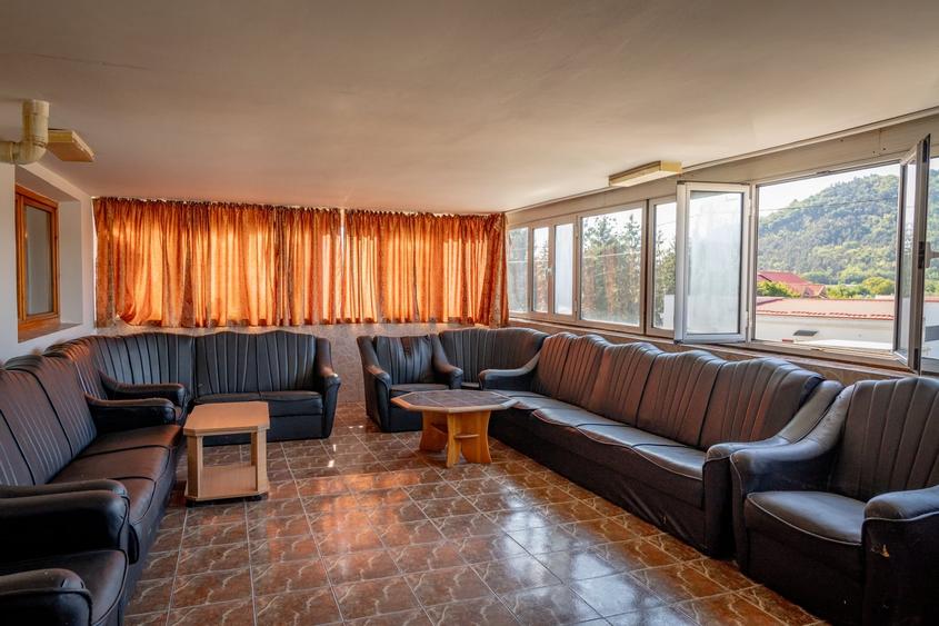 Apartament cu 3 camere decomandat în Onești
