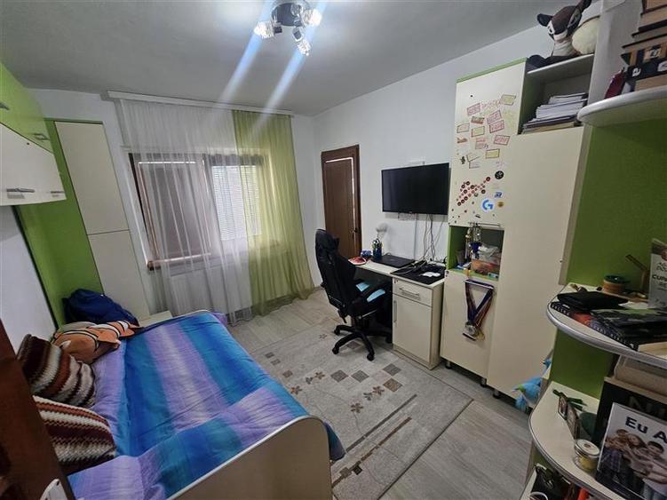 Apartament cu 3 camere decomandat, mobilat în Micro IV