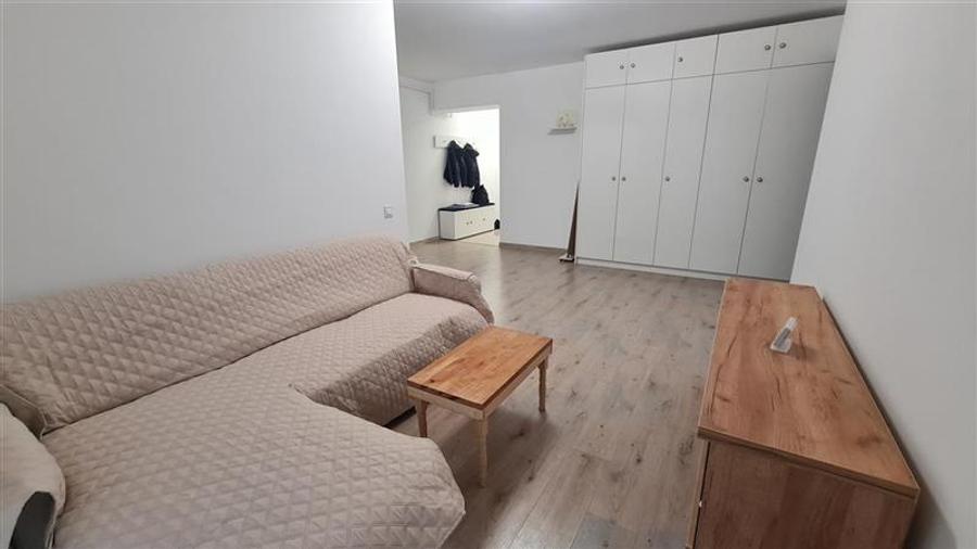 Apartament cu 2 camere semidecomandat, mobilat în 1 Mai